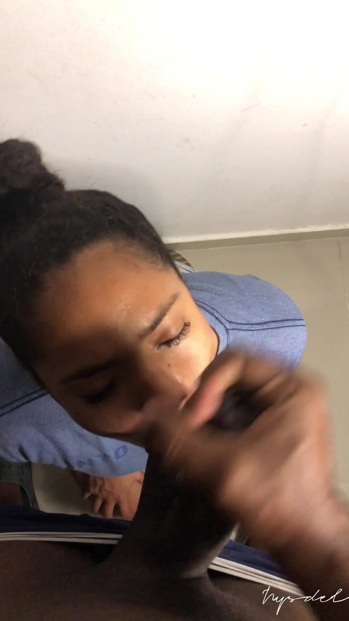 Nysdel: Moja najlepsza przyjaciółka potajemnie daje mi loda i spuszczam się...