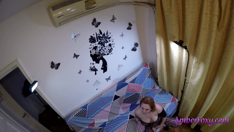Amber Foxy: Unsichtbarer footjob und doggystyle von oben gefilmt