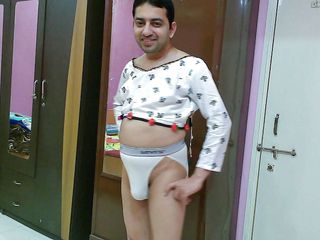 Cute & Nude Crossdresser: Travestit sexy femboy Sweet Lollipop într-un top alb și tanga.