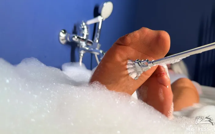 Mistress Legs: Scratching Mistress's Nylon Feet with a Scratcher in a Foam...