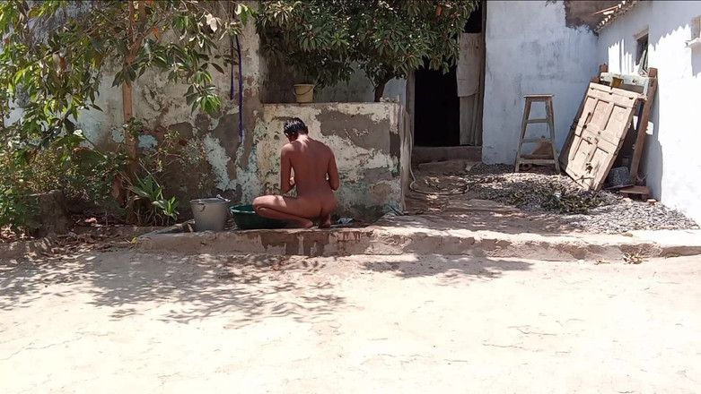 Mukesh Solanki: Mukesh Solanki tắm