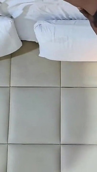 Lag ebano Ch*ke se stesso prima di martellare il suo buco del culo creeamy