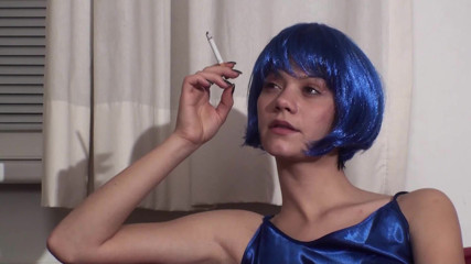 Femdom Austria: Une beauté aux cheveux colorés en lingerie et bas fume...