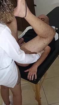 Bác sĩ chuyên khoa làm bất cứ điều gì cô ấy muốn với mông của bệnh nhân của mình.