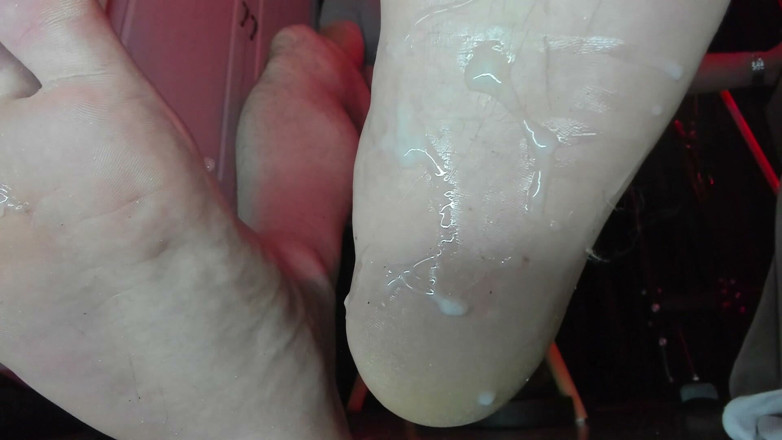 Hunky time: Foot Fetish Cum