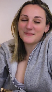 Clara Dee z tebe udělá svého gaye bFF - POV pegging virtuální sex