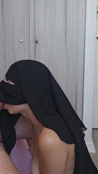 100. 最后一次口交射在脸上 Mia Niqab