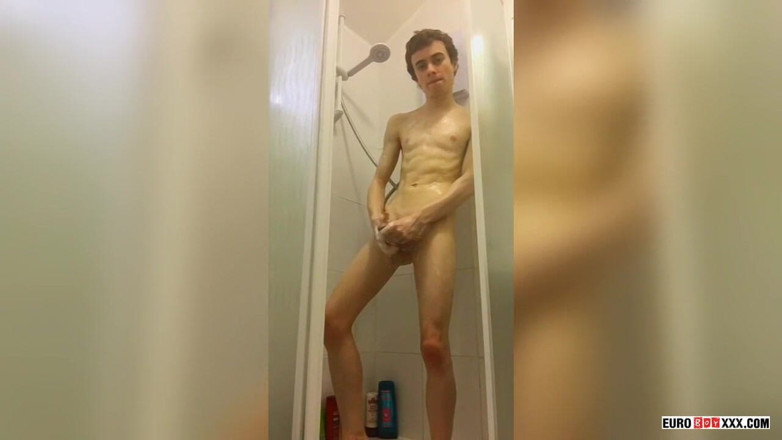 Euro boy xxx: Большой мокрый необрезанный член твинка!