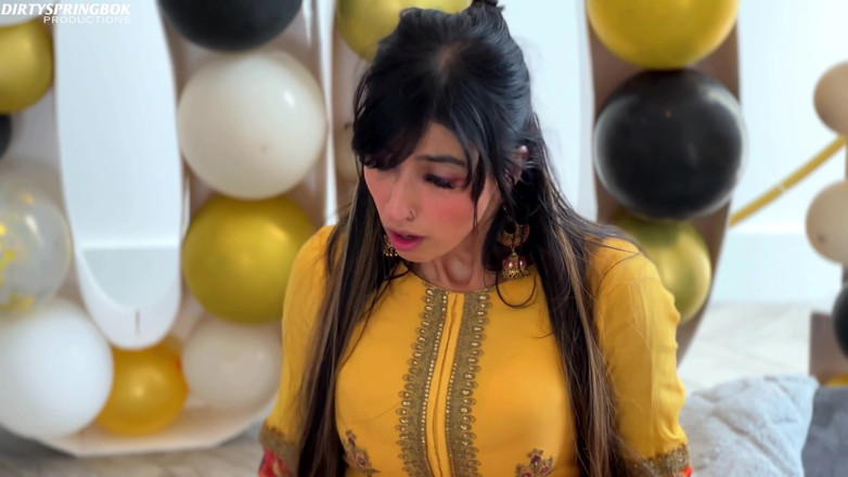 Aaliyah Yasin: Aaliyah Yasin Gets Horny Whilst Waiting for Her Guests