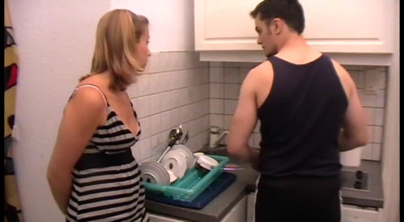 Femdom Austria: ¡Date prisa y marea esa cocina, esclavo!