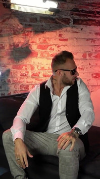 Niemiecka bujna dziewczyna Sofie rozmowa z POV Bez prezerwatywy jebanie przez agenta w Pracy Modelki
