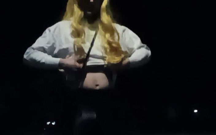 SissyschlampeVanessa: Perverzní Sissy riskantně masturbuje na ulici na veřejnosti