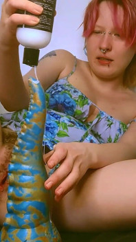 Lori Critter fantezi dildolarla amcığını genişletiyor