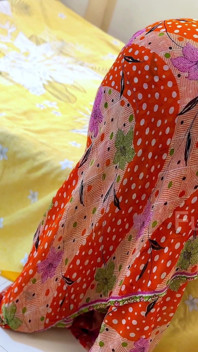 Tette enormi pendenti culo grosso & figa stretta bagnata reggiseno nero e mutandine bianche che indossano una ragazza araba musulmana