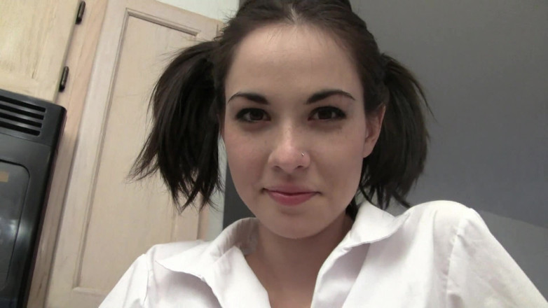 Lucy Van Angel: Pequeña coleta de 18 años graba su primera escena porno
