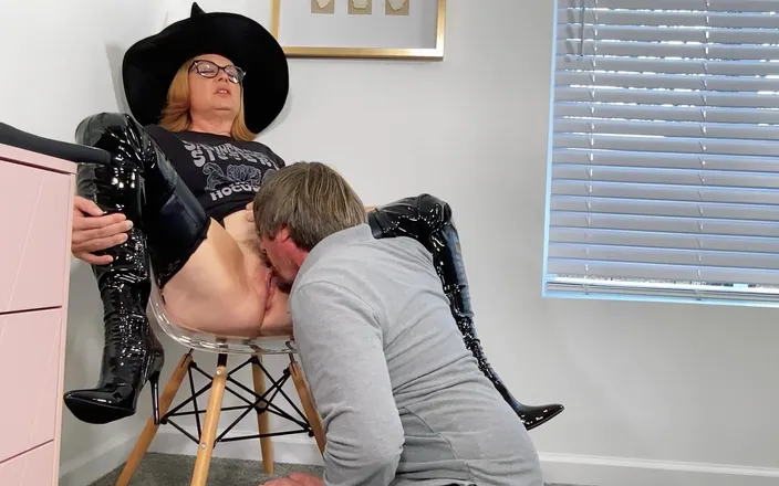 Cindy Cincinnati: The Best Slutty MILF Halloween Porno Ever