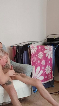 Ssanie penisa mojego pasierba, aż dostaje wytrysk, gdy jesteśmy sami w domu