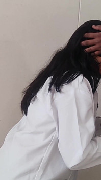 Une infirmière suce la bite du docteur dans une cabine privée