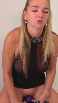 Une MILF amateur est extrêmement excitée sur le sybian