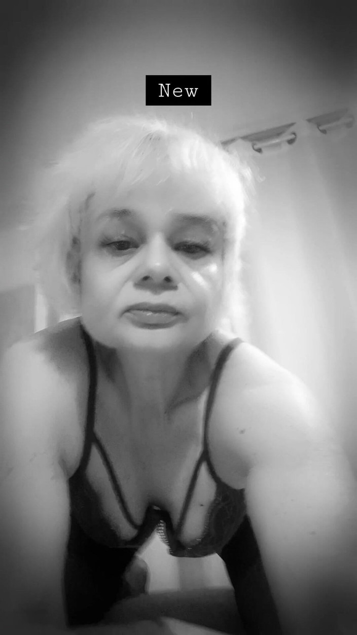 Sofy13: Merhaba, benim adım Sophie, 47 yaşındayım ve seksi seviyorum, özellikle anal seks.