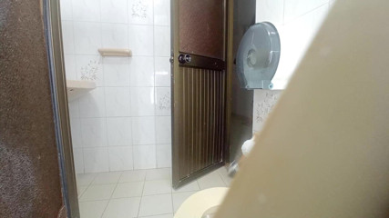 irina69star: Une infirmière pisse dans la salle de bain du docteur