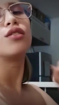 Cewek semok latina lagi asik nyepong kontol sampai dalam banget