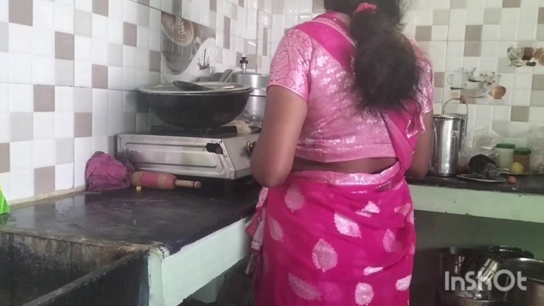Funny couple porn studio: तमिल किचन में बैठकर चुदाई