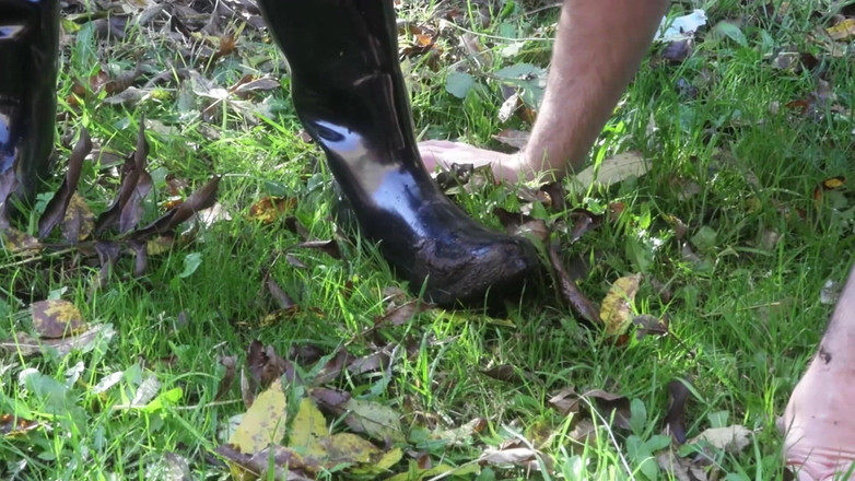 Domestic femdom: Usando Um Estranho Para Limpar Suas Botas Lamacentas