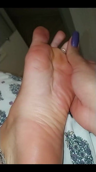 Putting Lotion and Rubbing in Portuguese