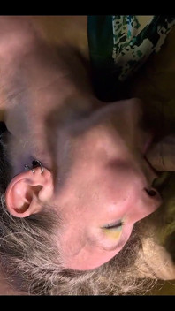 Je suce ma bite pendant qu’elle jouit avec son vibromasseur