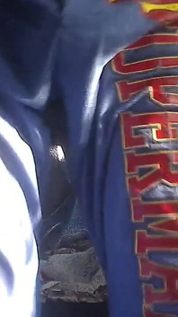 หมีรูดควยให้ดูในชุดนอน Superman
