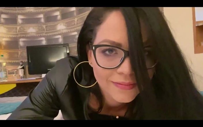 Shione Cooper: Selfie nella camera d'albergo