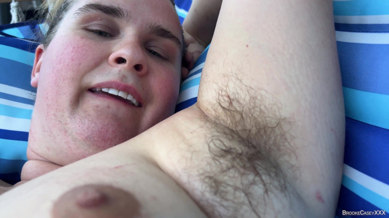 Brooke Casey: Tour du corps poilu