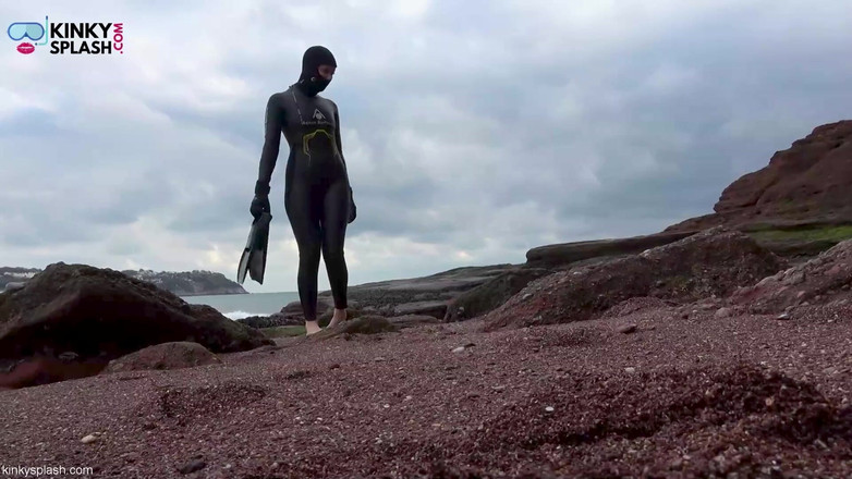 UKCuteGirl: Wetsuit giantess tìm thấy một đồ chơi nhỏ để trêu chọc