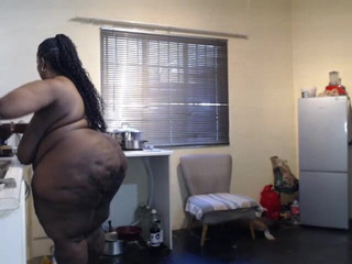 Legendary Booty Overdose: Siyah iri güzel kadın mutfakta striptiz yapıyor ve mastürbasyon yapıyor