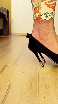 Transvestã¤nder geht in sexy schwarze spitze Zehen high Heels Pumps mit einem Bow an dem Absatz