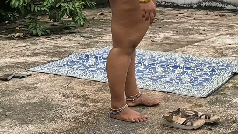 Anne Ipe: Stoute nudisten uit India naakt buiten ontspannend, vers fruit eten...