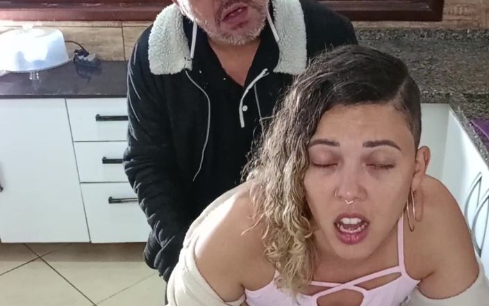 Gabi SweetCouplesStories: Můj nevlastní otec mě rád překvapí.