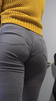 Setiausaha panas dalam seluar jeans ketat mengusik pantat dengan garisan seluar dalam yang kelihatan