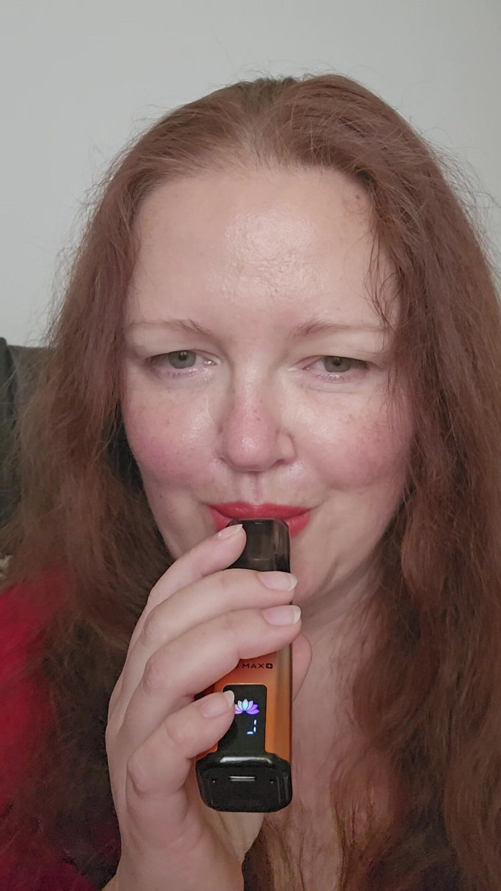 Amelliya: Foggy Lady in Red, vaping