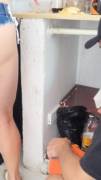 Dona de casa casada em shorts jeans recebe o encanador