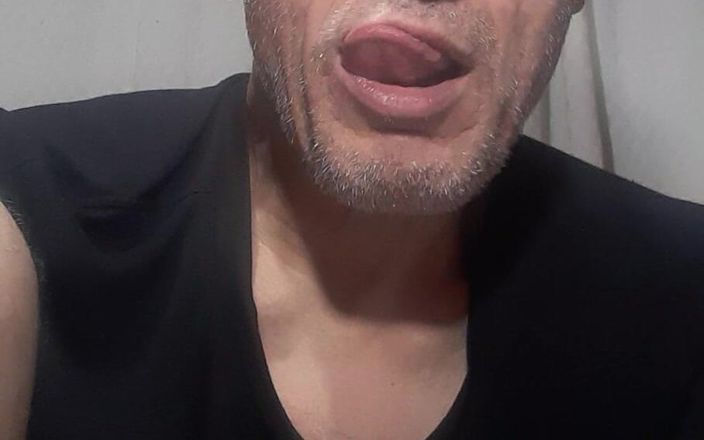 Big uncut hard cock: Ağzımla ve dilimle sıcak romantik sevgi dolu bir öpücük hadi birlikte...