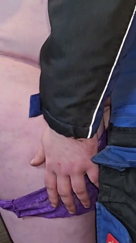 Baas begon toen mijn werkbroek uit te trekken en begon me af te trekken!