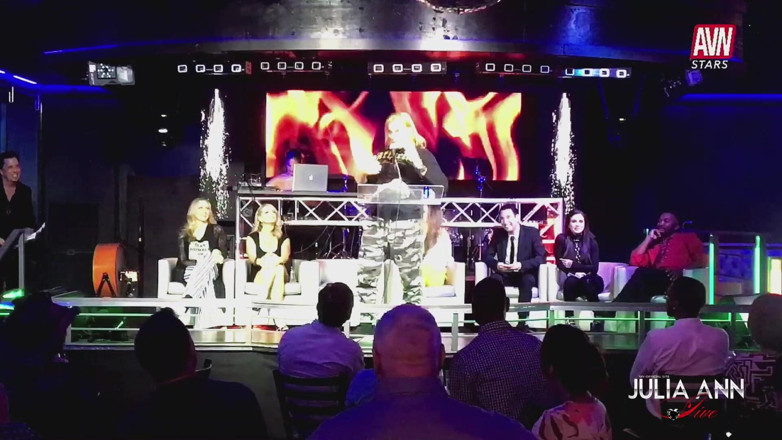 Julia Ann: การคั่ว Avn ของกูดําเนินการต่อ! Evan Stone!