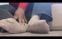 Simp to my ebony feet: Drobná se schovává v punčochách obryně
