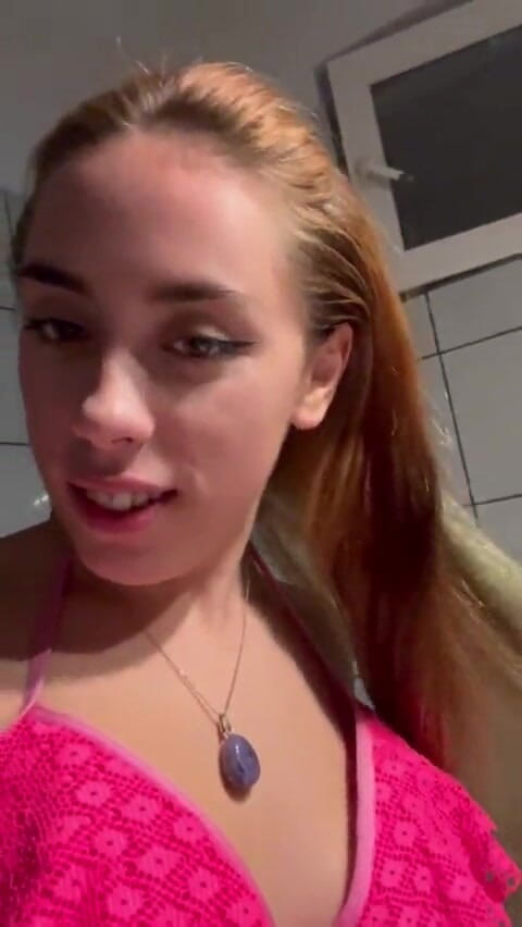 Raxxxbit: Selfie - I'm Alittle Toilet