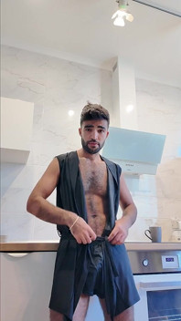Je me branle devant toi en pensant à tes mains et à tes lèvres