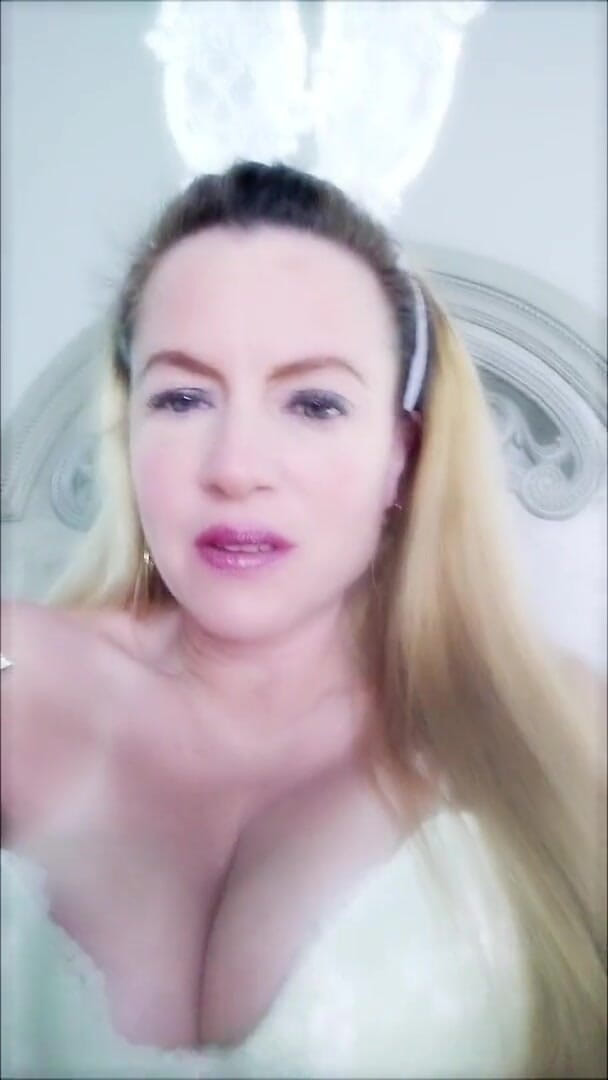 Nikki Nevada: Video de teléfono celular de la sexy Conejita Nikki masturbándose...