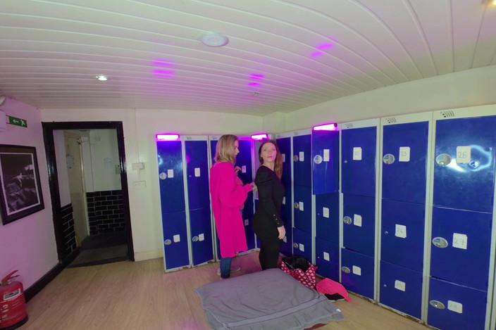 PeepingThom: Kimberly a Melody - stříkající lesbičky v šatně