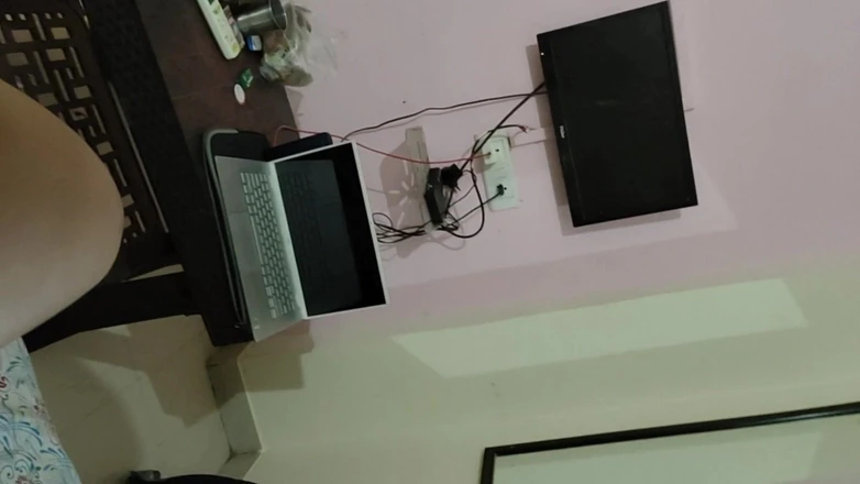 Trisha Hotness: Menjilat dan mengongkek pakaian hijau pepeknya yang dicukur